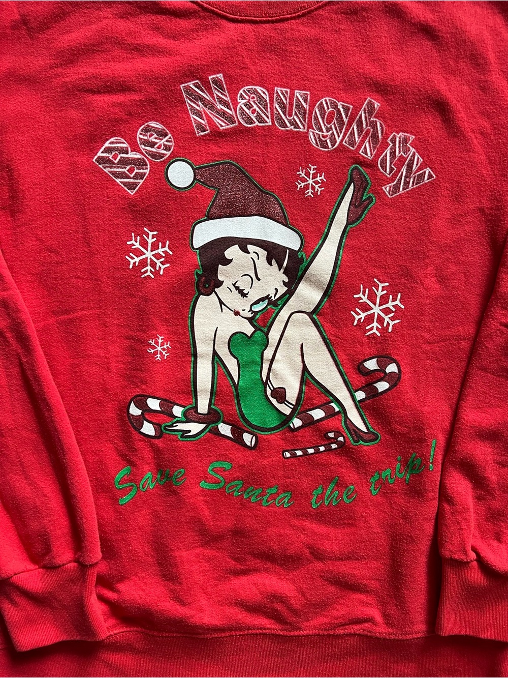 Y2K 2004 Betty Boop “Be Naughty Save Santa the Trip!” Christmas Sweatshirt Red - Picture 2 of 4